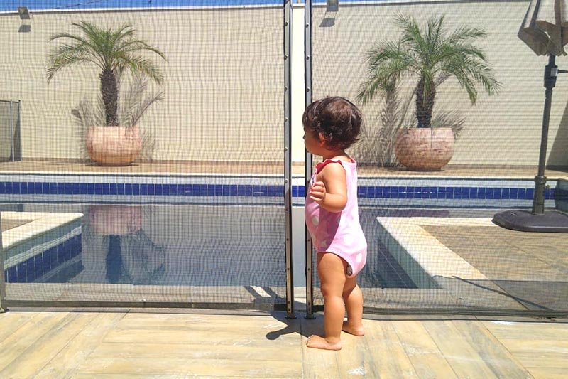 cerca de peoteção para restringir o acess ode crianças e animaos na área da piscina em casa